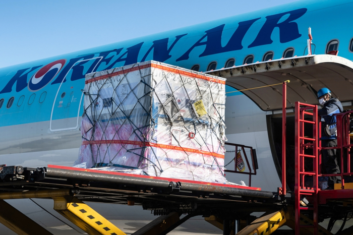 Korean　Air　converts　its　passenger　planes　into　cargo　planes.