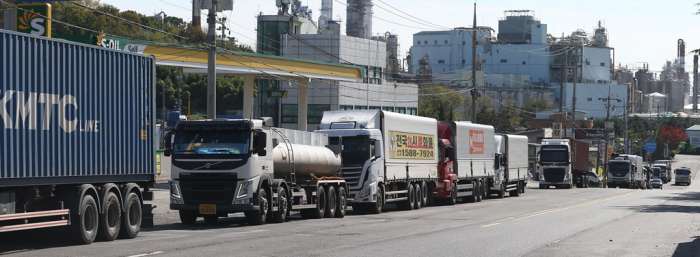 Cargo trucks line up to replenish diesel exhaust fluid amid the DEF shortage crisis in Korea.