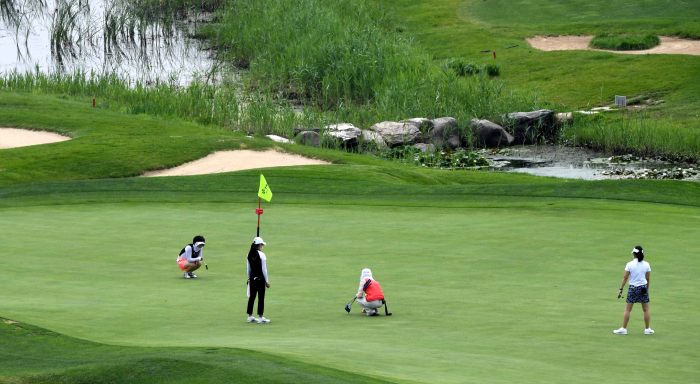MBK　sells　Japan　golf　club　to　SoftBank's　Fortress　for　.5　bn