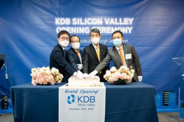 KDB　Chairman　Lee　Dong-gull　(third　from　left)　and　KDB　employees　celebrate　the　VC　opening