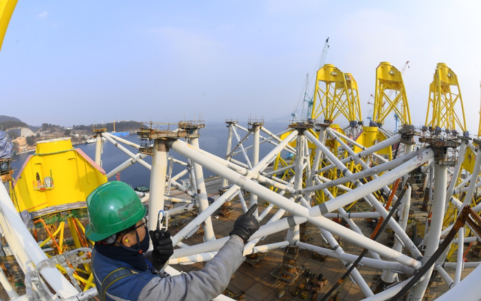 A　Samkang　M&T　employee　works　on　jacket　foundations,　which　support　wind　power　generators