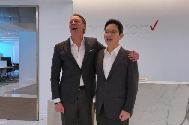 Verizon CEO Hans Vestberg and Jay Y. Lee