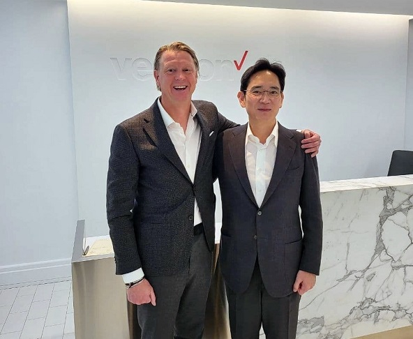 17日、ベライゾンの米ニュージャージー州本社を訪問したサムスン電子の李在鎔副会長（右）とハンス·ベストベリー最高経営者（サムスン電子提供）