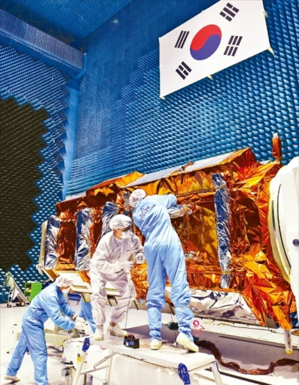 Korea Aerospace Research Institute (KARI) researchers conduct electromagnetic environmental tests for the Arirang 6 (Courtesy of KARI)