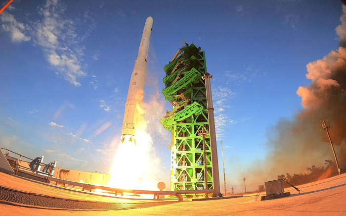 South　Korea's　Nuri　rocket　takes　off