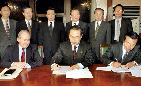 South　Korea's　then　Finance　Minister　Lim　Chang-yeol　(center　in　the　front　row)　signing　an　IMF-led　rescue　package　in　December　1997