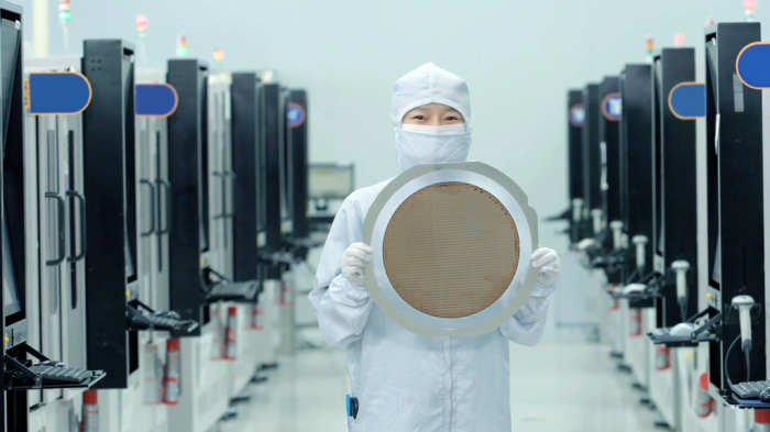 A　Samsung　Electronics　worker　holds　a　semiconductor　wafer