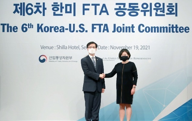 South　Korea’s　Trade　Minister　Yeo　Han-koo　(left)　and　USTR　Tai　shake　hands　on　Nov.　19