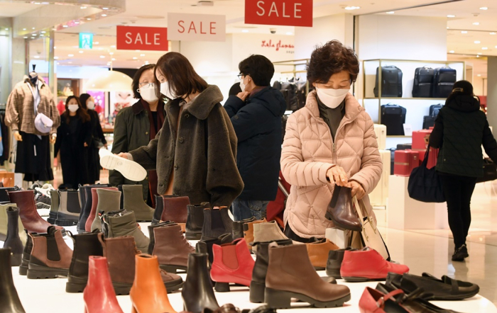 Customers　look　at　shoes　at　a　department　store　in　Seoul