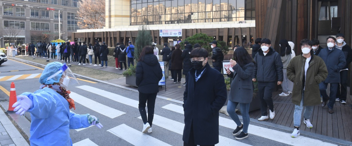 People　line　up　to　take　COVID-19　tests　at　a　screening　clinic　in　Seoul