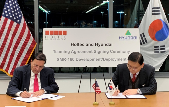 Holtec　CEO　Kris　Singh　(left)　and　Hyundai　E&C　CEO　Yoon　Young-joon　sign　a　teaming　agreement　(Courtesy　of　Hyundai　E&C)
