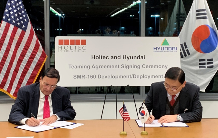 Holtec CEO Kris Singh (left) and Hyundai E&C CEO Yoon Young-joon sign a teaming agreement (Courtesy of Hyundai E&C)