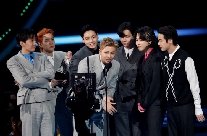 BTS　accepts　the　Favorite　Pop　Song　award　for　Butter　at　the　American　Music　Awards　held　at　Microsoft　Theatre　in　Los　Angeles　on　Nov.　21