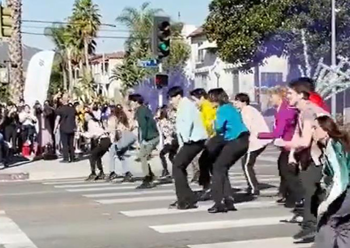BTS　gives　an　impromptu　concert　in　the　streets　of　downtown　Los　Angeles