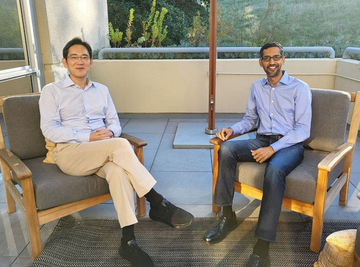 Samsung　Electronics　Vice　Chairman　Jay　Y　Lee　and　Google　CEO　Sundar　Pichai　in　November　2021