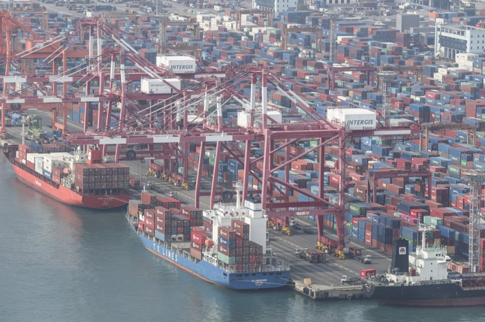 Container　terminals　at　the　Port　of　Busan,　South　Korea