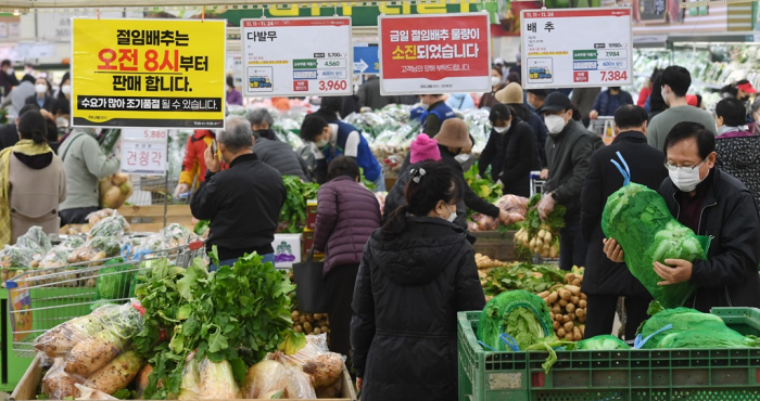 韩国消费者在首尔的大型超市购买蔬菜。