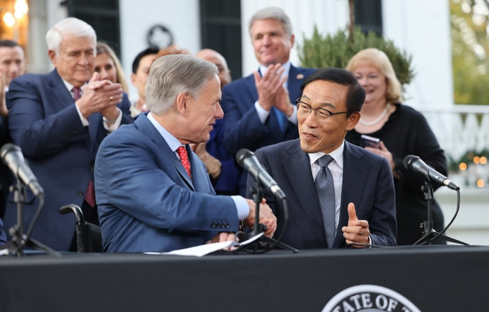 Texas　Governor　Greg　Abbott　(left)　and　Samsung　Vice　Chairman　Kim　Ki-nam　announce　the　　billion　plant　deal