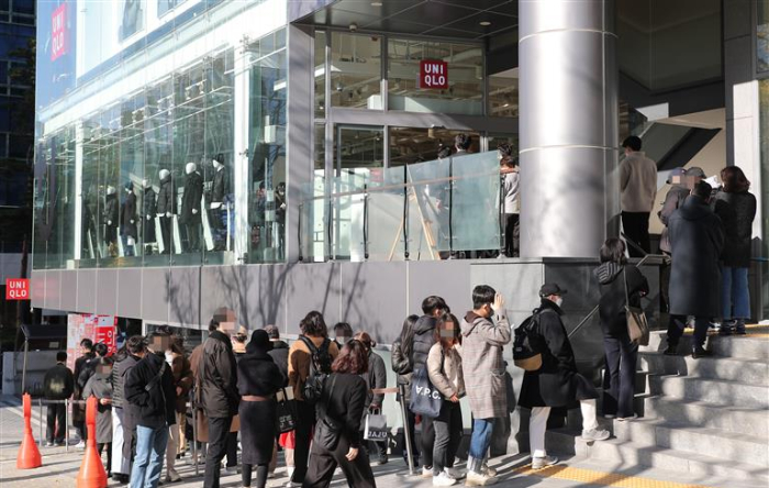 Shoppers　line　up　outside　a　Uniqlo　store　in　Seoul　following　the　launch　of　+J,　Jil　Sander-Uniqlo's　winter　collaboration　line　in　November