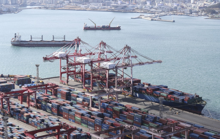 Container　terminal　at　the　Port　of　Busan,　South　Korea