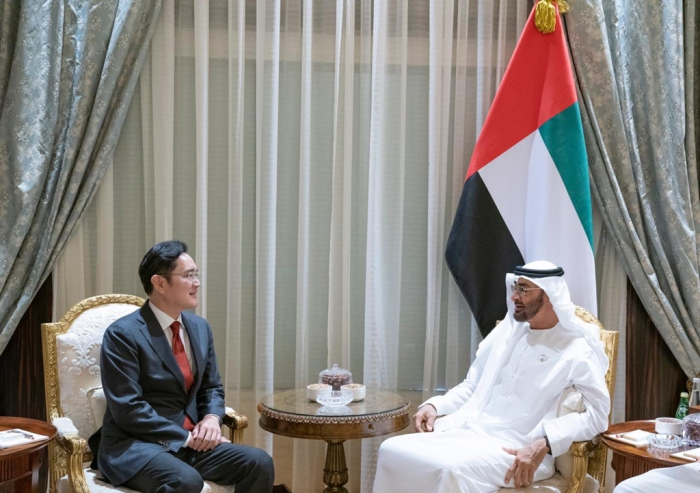 Samsung　Vice　Chairman　Jay　Y.　Lee　meets　the　crown　prince　of　Abu　Dhabi　in　the　UAE　in　2019