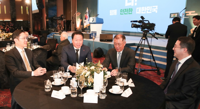 Power　table:　(from　left),　Samsung's　Jay　Y.　Lee,　SK's　Chey　Tae-won,　Hyundai　Motor's　Chung　Euisun,　LG's　Koo　Kwang-mo　at　the　group　leaders'　New　Year's　meeting　early　this　year