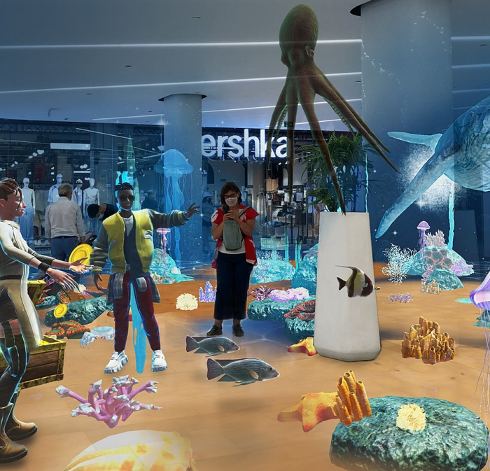 ダブルミーが、スペイン·バルセロナにある大型ショッピングモールの空間で披露した混合現実メタバース水族館コンテンツ（ダブルミー提供）