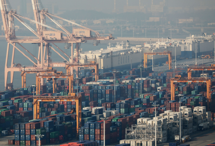 S.Korea's Oct c/a surplus down 40% on oil price rises