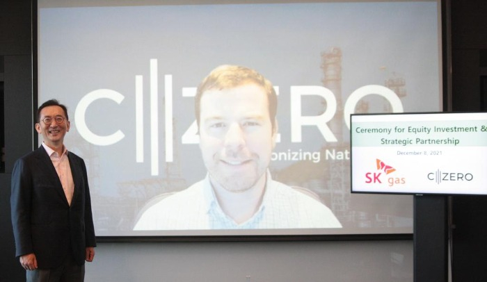 SK Gas CEO Yoon Byung-Seok (left) and C-Zero CEO Zach Jones