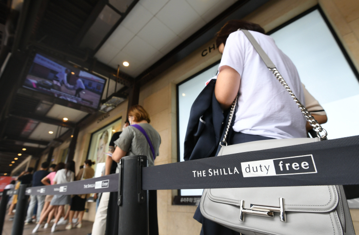 Korean　duty　free　shops　take　opposite　paths　to　draw　Chinese　shoppers