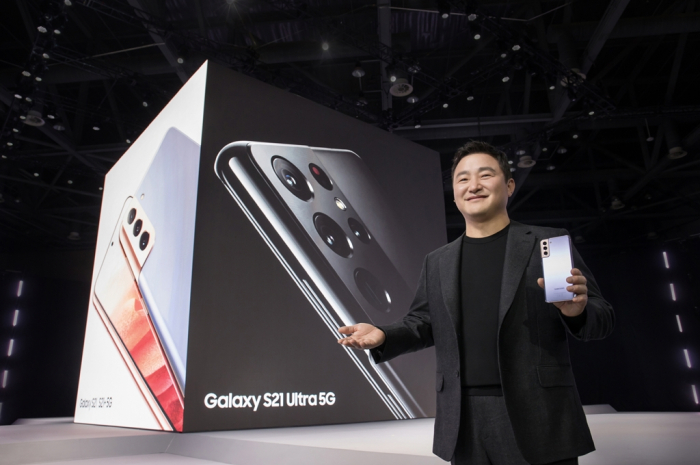 Roh　Tae-moon,　head　of　Samsung's　mobile　business,　at　Galaxy　Unpacked　2021