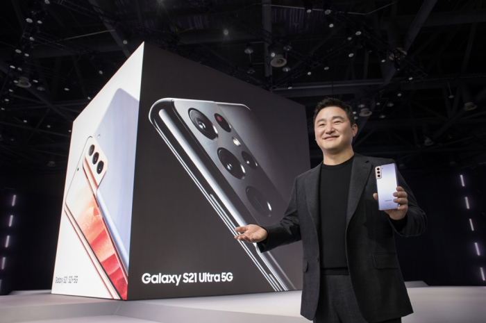 Roh Tae-moon, head of Samsung's mobile business, at Galaxy Unpacked 2021