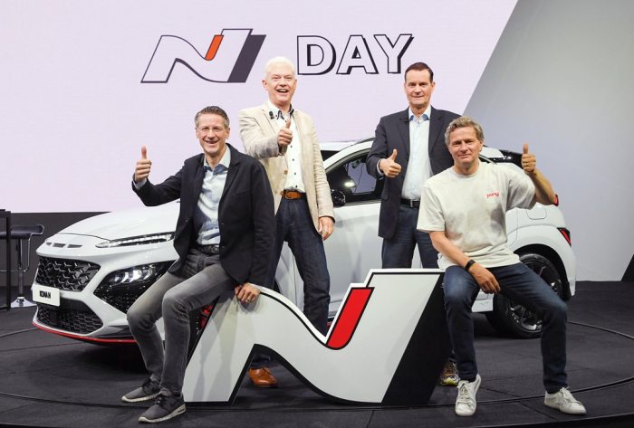 Albert　Biermann　(second　left),　Hyundai　president　and　head　of　the　R&D　division,　poses　alongside　other　company　executives　in　front　of　the　Hyundai　Kona　N,　a　high-performance　SUV　(Courtesy　of　Hyundai　Motor)