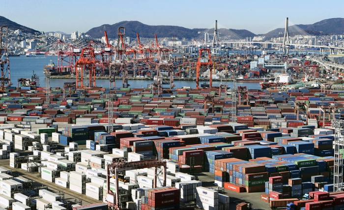 Container　terminals　at　the　Port　of　Busan,　South　Korea