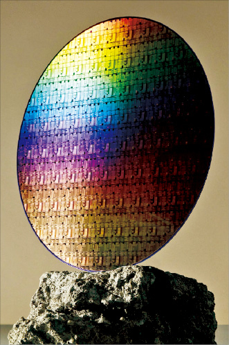 Vertical　transport　field　effect　transistors　(VTFETs)　co-developed　by　Samsung　Electronics　and　IBM