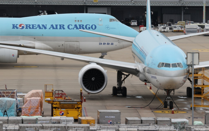 Korean　Air　freighters　at　Incheon　International　Airport