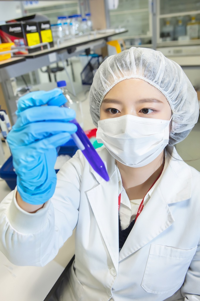 An　SK　Bioscience　researcher　tests　medicine　as　part　of　vaccine　development