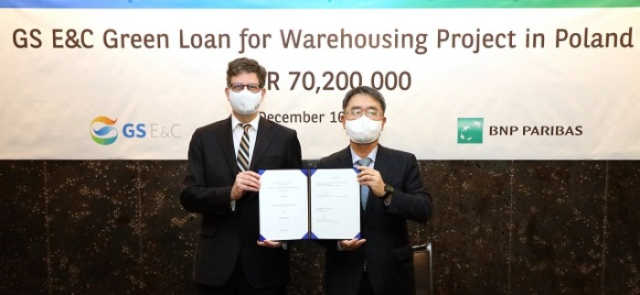 Philippe Noirot (left), head of BNP Paribas Korea, and Kim Tae-jin, CFO of GS E&C