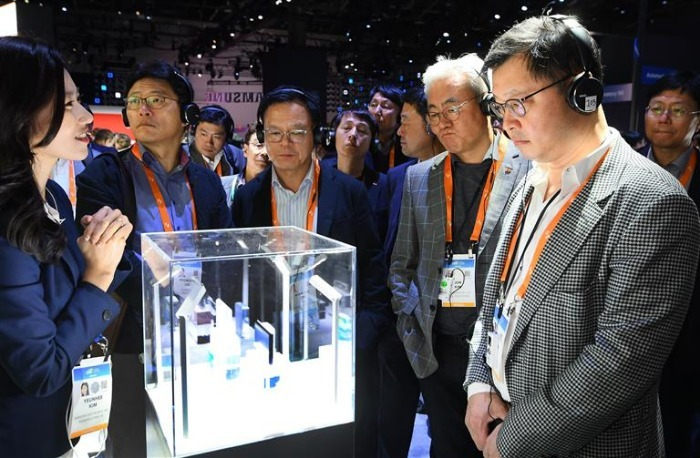 Chey Jae-won (far right) attends CES 2020 last year