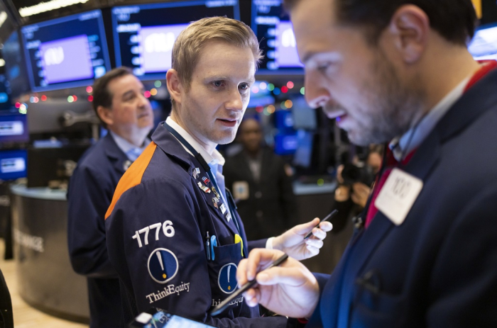 Traders　on　the　floor　of　the　New　York　Stock　Exchange