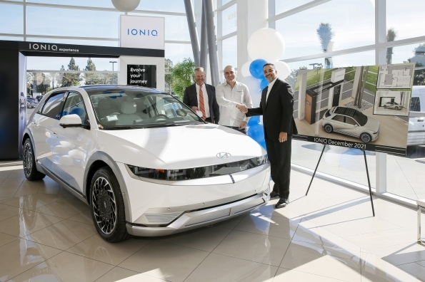 The first US customer, Yaron Alfi (middle), of the Hyundai IONIQ 5 (Courtesy of Hyundai Motor)