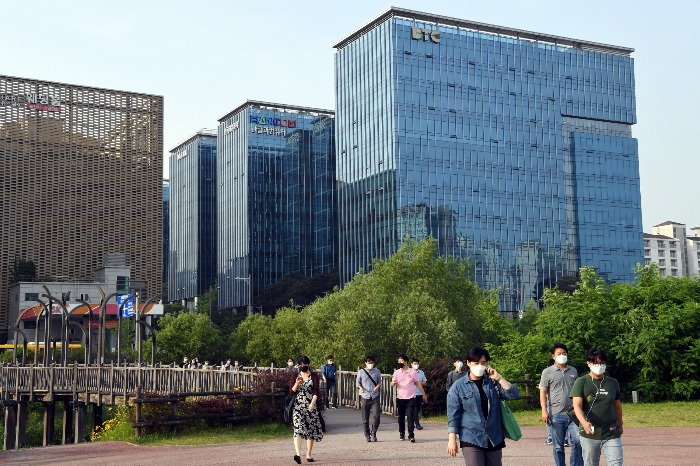 Young　office　workers　of　Pangyo　Techno　Valley,　a　representative　industrial　complex　of　the　city