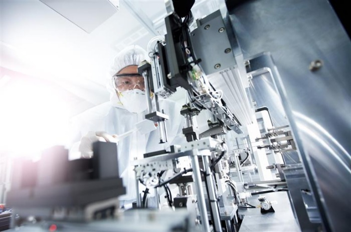 A　POSCO　Chemical　researcher　conducts　a　quality　test 