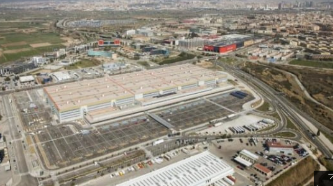 Amazon　warehouse　under　construction　in　Cleveland,　Ohio