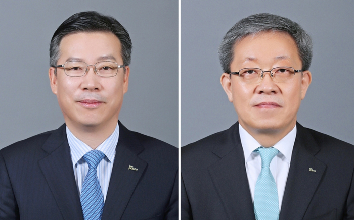POSCO　global　infrastructure　chief　Chon　Jung-son　(left)　and　marketing　chief　Jeong　Tak
