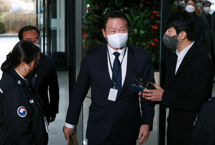 SK　Group　Chairman　Chey　Tae-won　attends　an　FTC　session　over　allegations　of　an　unfair　business　practice