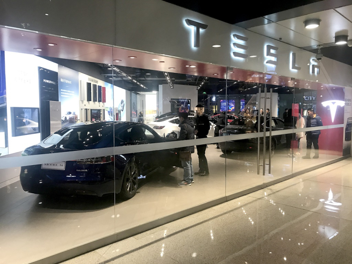 Tesla's　flagship　showroom　in　Beijing