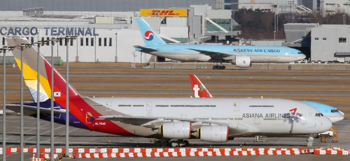 Asiana　Airlines　and　Korean　Air　aircraft　at　the　landing　terminal 