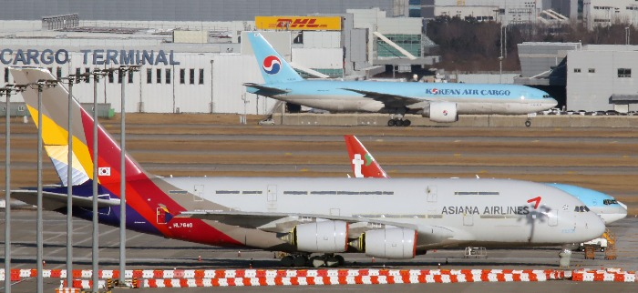 Asiana Airlines and Korean Air aircraft at the landing terminal