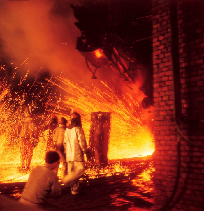 The　No.　1　blast　furnace　churned　out　South　Korea’s　first　own　molten　iron